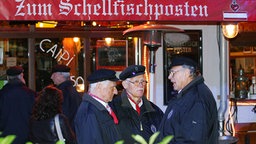 Mitglieder des Shanty-Chors "De Tampentrekker" vor dem "Schellfischposten". © NDR Foto: Christian Spielmann