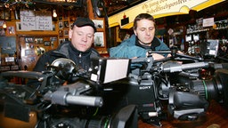 Kameraleute beim Technikcheck © NDR Foto: Christian Spielmann