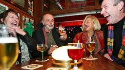 Gäste von Inas Nacht beim Biertrinken im "Schellfischposten" © NDR Foto: Christian Spielmann