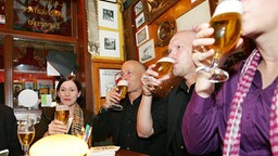 Gäste von Inas Nacht trinken Bier. © NDR Foto: Christian Spielmann