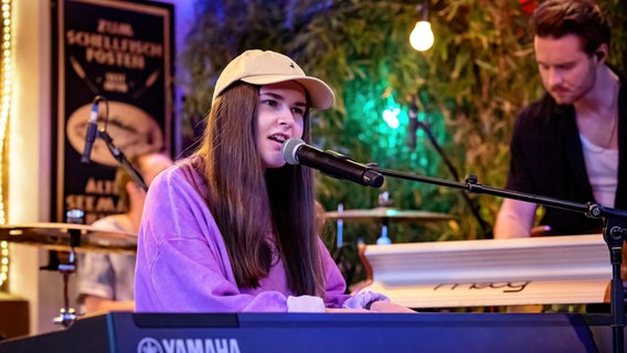 Luna spielt bei Inas Nacht Klavier und singt. © NDR/ Morris Mac Matzen Foto: Morris Mac Matzen