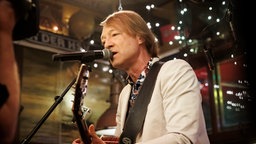 Jochen Diestelmeyer spielt Gitarre und singt bei Inas Nacht. © NDR/ Morris Mac Matzen Foto: Morris Mac Matzen