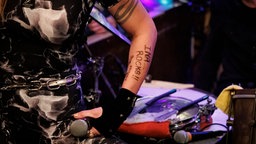 Auf dem Unterarm der Musikerin Beth Hart steht "Ina rocks" (dt.: Ina rockt). © NDR/ Morris Mac Matzen Foto: Morris Mac Matzen