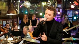 Sebastian Madsen singt bei Inas Nacht. © NDR/ Morris Mac Matzen Foto: Morris Mac Matzen