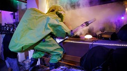 Die Band "Deichkind" tritt bei Inas Nacht in Chemieschutzanzügen und mit Nebelmaschinen auf. © NDR/ Morris Mac Matzen Foto: Morris Mac Matzen