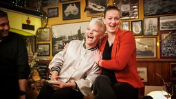 Die ehemalige Nationaltorhüterin Almuth Schult nimmt Ina Müller lachend in den Arm. © NDR/ Morris Mac Matzen Foto: Morris Mac Matzen