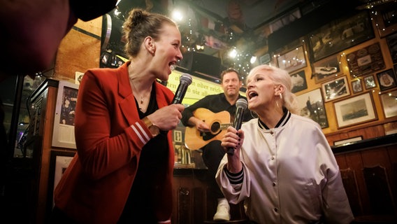 Ina Müller und Almuth Schult singen gemeinsam bei Inas Nacht, Lars Klingbeil spielt Gitarre. © NDR/ Morris Mac Matzen Foto: Morris Mac Matzen