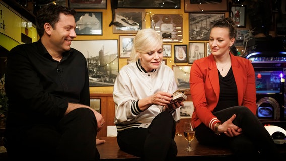 Ina Müller stellt Lars Klingbeil und Almuth Schult bei Inas Nacht die Bierdeckelfragen des Publikums. © NDR/ Morris Mac Matzen Foto: Morris Mac Matzen