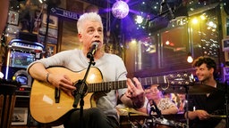 Michael Mittermeier singt und spielt Gitarre bei Inas Nacht. © NDR/ Morris Mac Matzen Foto: Morris Mac Matzen