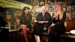 Carolin Kebekus und Laura Larsson sitzen mit Ina Müller bei Inas Nacht auf dem Tresen. © NDR/ Morris Mac Matzen Foto: Morris Mac Matzen