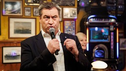 Der bayrische Ministerpräsident Markus Söder singt bei Inas Nacht. © NDR/ Morris Mac Matzen Foto: Morris Mac Matzen