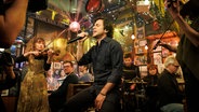 Jack Savoretti singt bei Inas Nacht und wird von zwei Geigerinnen und der Band begleitet. © NDR/ Morris Mac Matzen Foto: Morris Mac Matzen