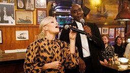 Ina Müller und Bruce Darnell singen bei Inas Nacht im Duett. © NDR/ Morris Mac Matzen Foto: Morris Mac Matzen