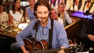 Der Musiker Benjamin Amaru singt und spielt Gitarre bei Inas Nacht. © NDR/ Morris Mac Matzen Foto: Morris Mac Matzen