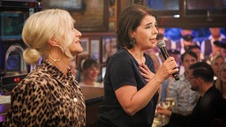 Ina Müller singt bei Inas Nacht mit Susanne Daubner. © NDR/ Morris Mac Matzen Foto: Morris Mac Matzen