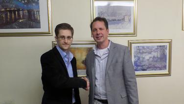 Edward Snowden (li.) und John Goetz in Moskau. © NDR/ARD 