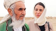 Mariam Noori (r.) mit ihrem Großvater © NDR 