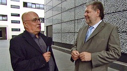 NDR-Reporter Christoph Lütgert im Gespräch mit SPD-Chef Kurt Beck  