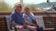 Zwei Senioren sitzen auf einer Bank © NDR Foto: Screenshot