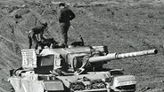 Zwei israelische Soldaten stehen auf einem Panzer © ARD 
