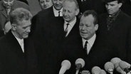 Außenminister Willy Brandt (vorne rechts) mit seinem rumänischen Amtskollegen Corneliu Manescu (vorne links) © ARD 