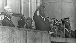 Nicolae Ceaușescu hält eine Rede vor dem Gebäude des Zentralkomitees der Kommunistischen Partei in Bukarest © ARD 