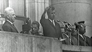 Nicolae Ceaușescu hält eine Rede vor dem Gebäude des Zentralkomitees der Kommunistischen Partei in Bukarest © ARD 