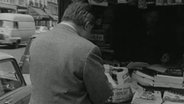 Ein Mann kauft eine Zeitung © NDR 