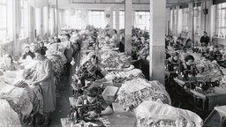 Näherinnen in einer Produktionshalle von Felina in den 1930er Jahren.