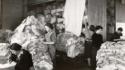 Im Warenlager von Felina in den 1930er Jahren