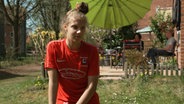 Die Hamburger Schülerin Jana im Garten. © NDR/ARD 