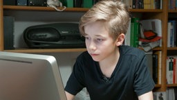 Der 13-jährige Hamburger Schüler vor einem Laptop. © NDR/ARD 