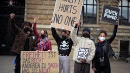 "Black lives still matter" - Protest gegen rassistische Polizeieinsätze im Frühjahr 2021 in Hamburg. © NDR / ARD 