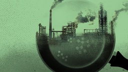 Titelbild zur Panorama-Sendung "Das Jahrhundertgift". Dieses zeigt die Silhouette einer Chemiefabrik und chemische Verbindungen. © NDR 