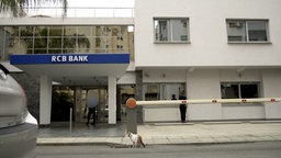 Die Außenfassade der RCB-Bank © NDR/ARD 
