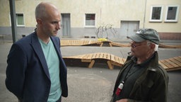 Belit Onay im Gespräch mit einem Bürger © NDR 