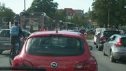 Verkehr auf einer vielbefahrenen Straße in Hannover. © NDR 