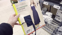 Ein Kleid der Lidl-Marke Esmara in der Verpackung in einem Einkaufskorb © NDR 