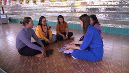 ARD-Reporterin Jennifer Johnston im Gespräch mit Arbeiterinnen in Thailand. © NDR 
