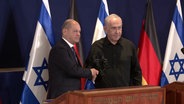 Olaf Scholz und Benjamin Netanjahu schütteln sich die Hand. © NDR 