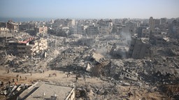 Zerstörte Umgebung des Al-Shifa-Hospital in Gaza-Stadt © picture alliance / Anadolu Foto: Omar El Qattaa