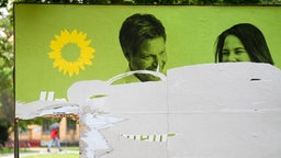Zerstörtes Grünen-Wahlplakat im Bundestagswahlkmapf 2021 © picture alliance/dpa/dpa-Zentralbild Foto: Hendrik Schmidt