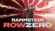 Auf dem Bild sieht man den Rammstein-Sänger Till Lindemann auf der Bühne. Darunter der Titel des Podcasts: Rammstein - Row Zero. Zudem sind die Logos des NDR und der Süddeutschen Zeitung zu sehen. © Fritz Gnad 