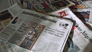 Zeitungen liegen auf einem Tisch © NDR Foto: Screenshot