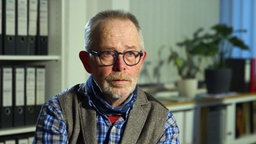 Henning Sonnenberg, Verteidiger einer der angeklagten Anwälte © NDR/ARD Foto: Screenshot