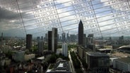 Symbolbild: Kulisse von Hochhäusern der Banken in Frankfurt am Main mit Zahlenkolonnen von Kredit-Rückzahlungen. © NDR 