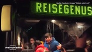 Ein weinender Junge in einem Bus mit Flüchtlingen, der von einer Menschenmenge umringt wird (Screenshot eines auf Facebook hochgeladenen Videos). © Panorama / FB-Gruppe "Döbeln wehrt sich" 