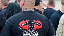 "Whatever it takes" - "Was auch immer nötig ist": Das Motto von "Combat 18" auf dem T-Shirt eines Anhängers der militanten Gruppierung. © NDR Foto: Julian Feldmann