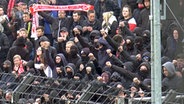 Vermummte Fußballfans von Energie Cottbus in einem Stadion in Potsdam. © Jüdisches Forum für Demokratie und gegen Antisemitismus e. V. 