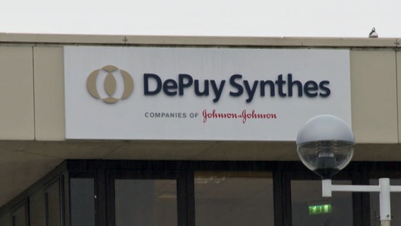 DePuy ist eine Tochter des US-Konzerns Johnson & Johnson. © NDR 